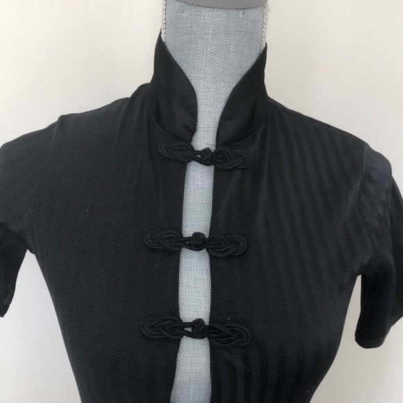 Asian-inspired fitted black cocktail dress. - Picture 8 of 9